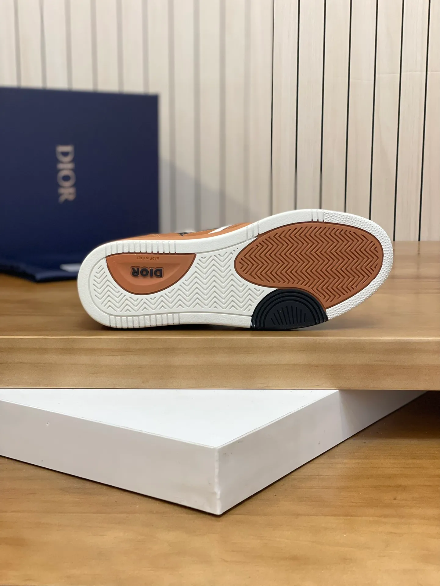 Men's shoes: 💰P460¥ Product trademark: Dior* "Dior*" high-top casual shoes Regular size: 38-44 (can be customized to 45.46) Product materials: Upper imported cowhide stitched with original fabric, breathable lining, original outsole. Number: 1006
